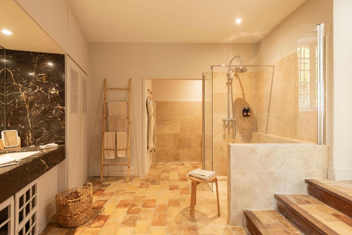 Salle de bains dans l'établissement Hôtel - Restaurant & Spa La Magdeleine - Mathias Dandine