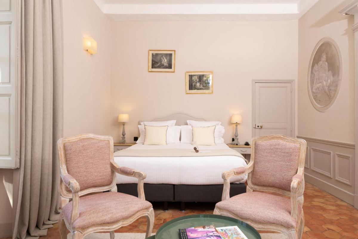 Coin salon dans l'établissement Hôtel - Restaurant & Spa La Magdeleine - Mathias Dandine