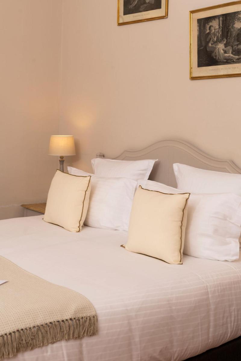 Un ou plusieurs lits dans un hébergement de l'établissement Hôtel - Restaurant & Spa La Magdeleine - Mathias Dandine