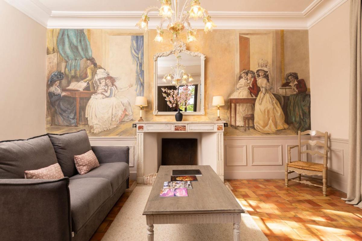 Coin salon dans l'établissement Hôtel - Restaurant & Spa La Magdeleine - Mathias Dandine