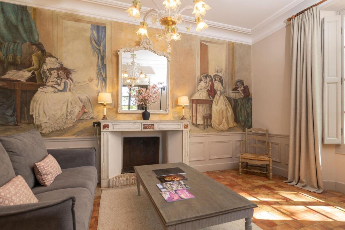 Coin salon dans l'établissement Hôtel - Restaurant & Spa La Magdeleine - Mathias Dandine