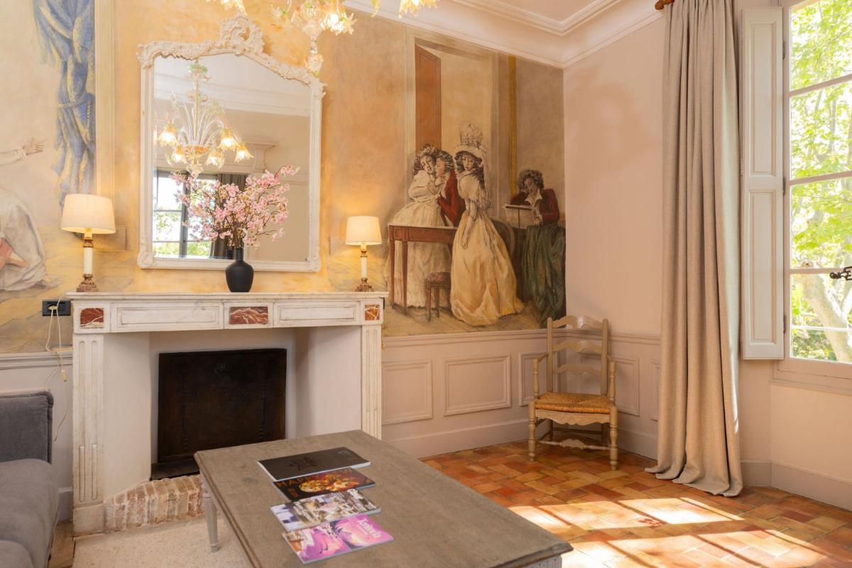 Coin salon dans l'établissement Hôtel - Restaurant & Spa La Magdeleine - Mathias Dandine