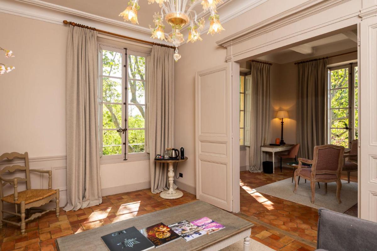 Coin salon dans l'établissement Hôtel - Restaurant & Spa La Magdeleine - Mathias Dandine