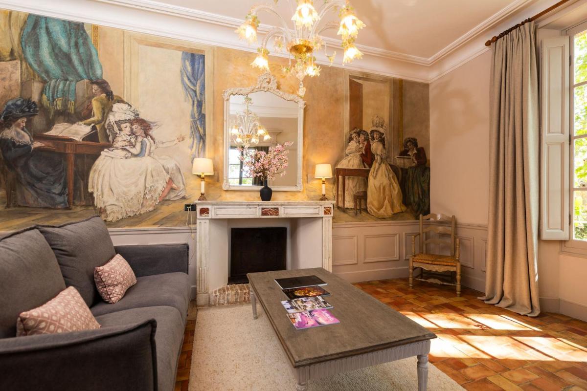 Coin salon dans l'établissement Hôtel - Restaurant & Spa La Magdeleine - Mathias Dandine