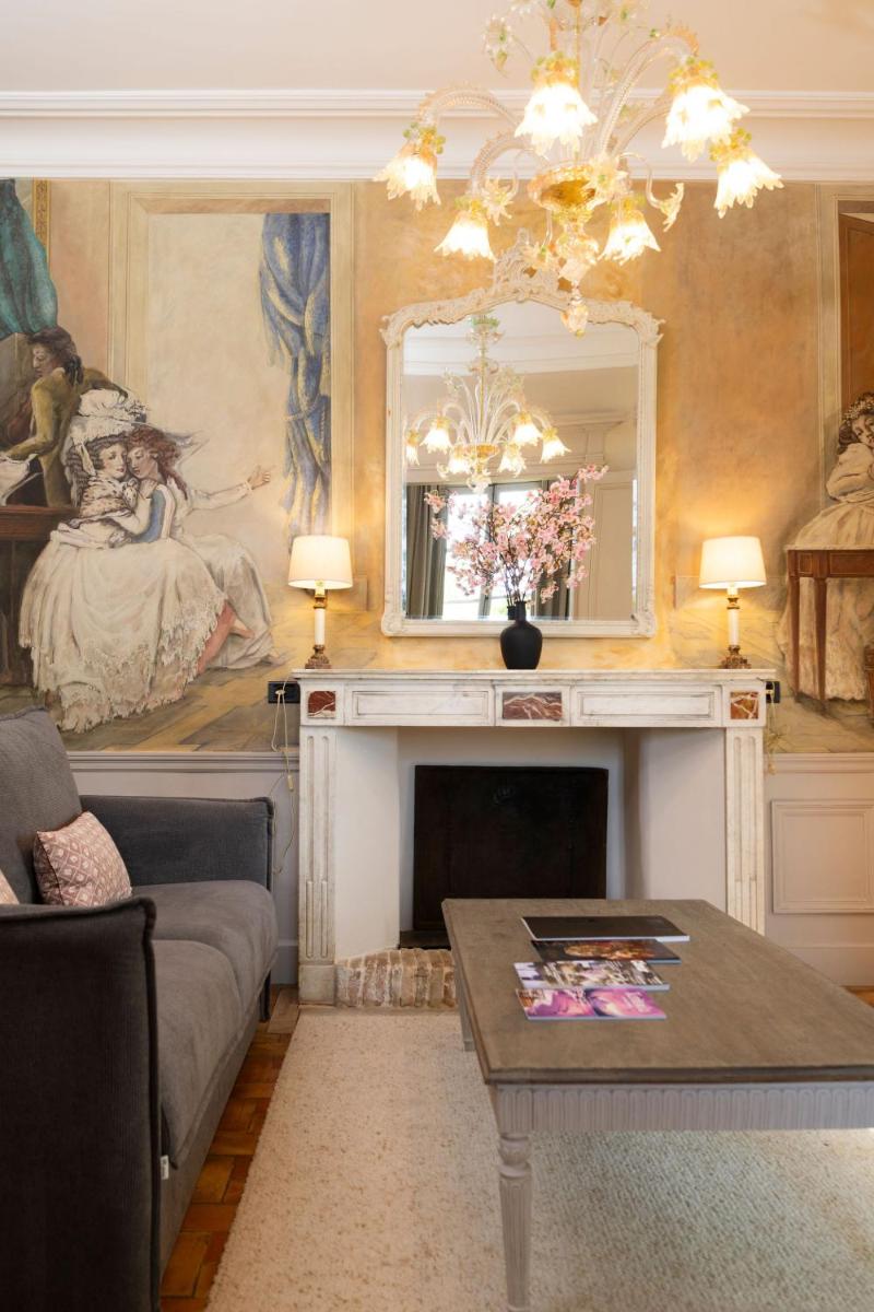 Coin salon dans l'établissement Hôtel - Restaurant & Spa La Magdeleine - Mathias Dandine