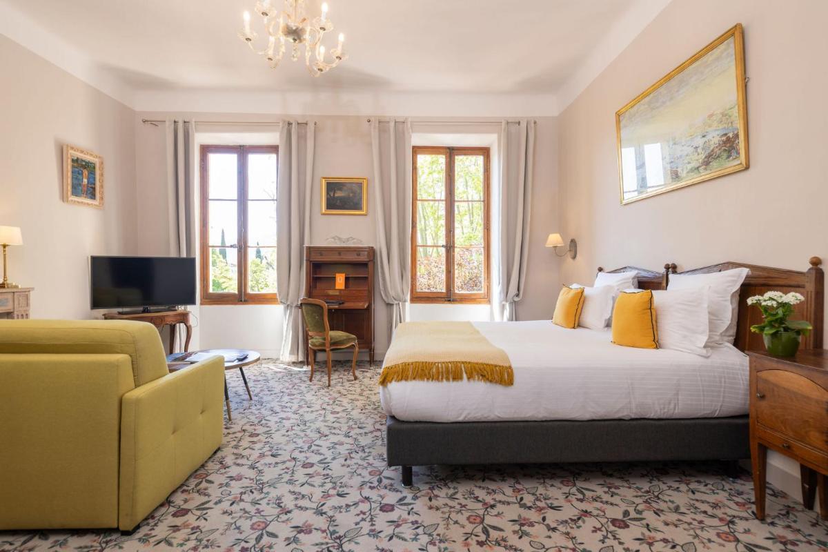 Télévision ou salle de divertissement dans l'établissement Hôtel - Restaurant & Spa La Magdeleine - Mathias Dandine