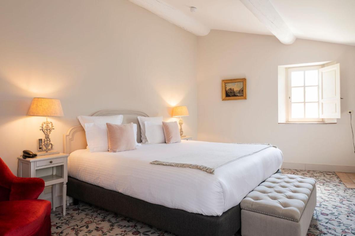 Un ou plusieurs lits dans un hébergement de l'établissement Hôtel - Restaurant & Spa La Magdeleine - Mathias Dandine