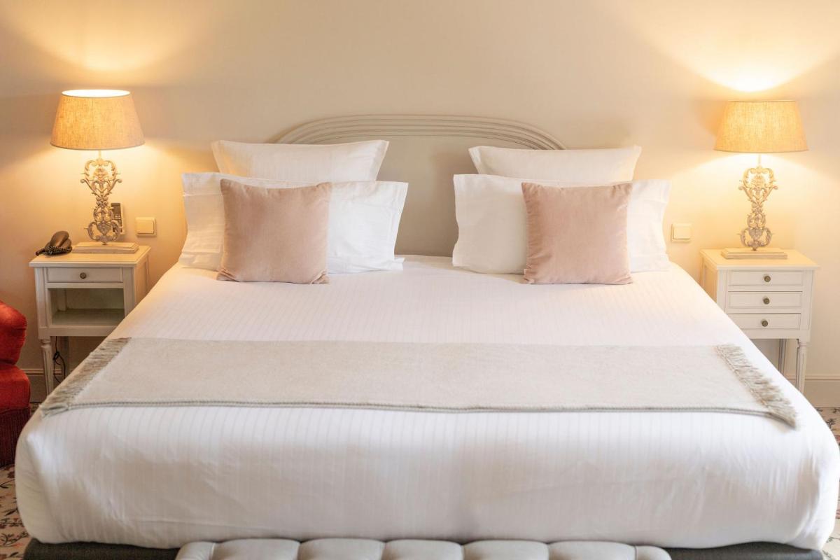 Un ou plusieurs lits dans un hébergement de l'établissement Hôtel - Restaurant & Spa La Magdeleine - Mathias Dandine