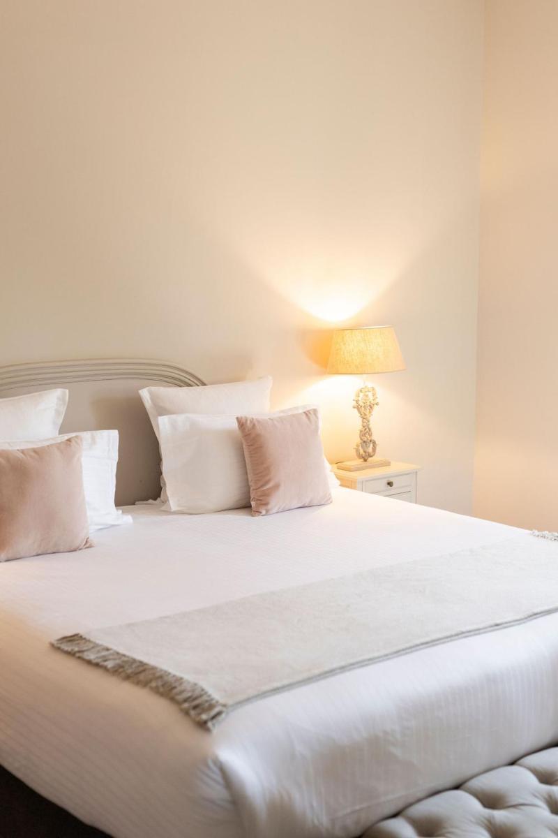 Un ou plusieurs lits dans un hébergement de l'établissement Hôtel - Restaurant & Spa La Magdeleine - Mathias Dandine