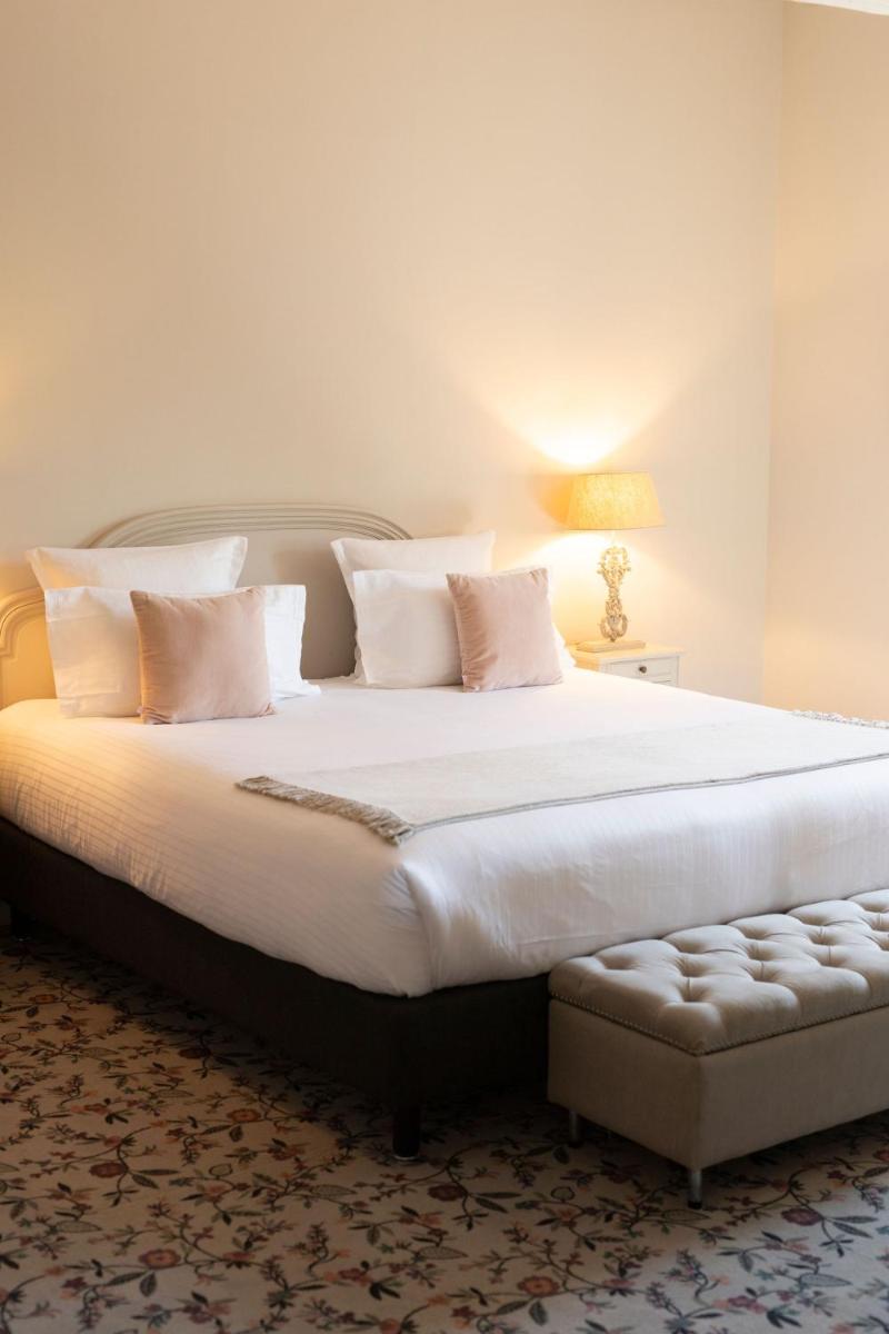 Un ou plusieurs lits dans un hébergement de l'établissement Hôtel - Restaurant & Spa La Magdeleine - Mathias Dandine
