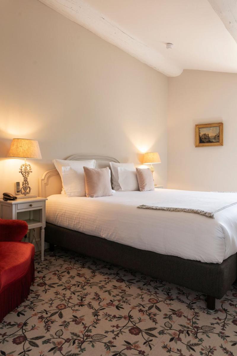 Un ou plusieurs lits dans un hébergement de l'établissement Hôtel - Restaurant & Spa La Magdeleine - Mathias Dandine