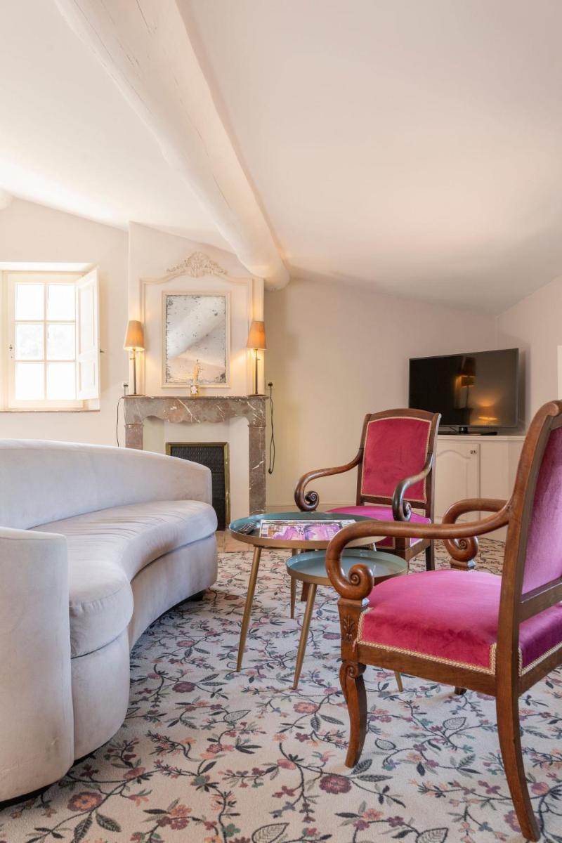 Télévision ou salle de divertissement dans l'établissement Hôtel - Restaurant & Spa La Magdeleine - Mathias Dandine