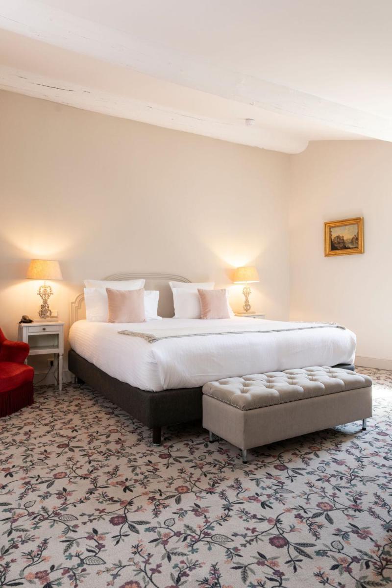 Un ou plusieurs lits dans un hébergement de l'établissement Hôtel - Restaurant & Spa La Magdeleine - Mathias Dandine