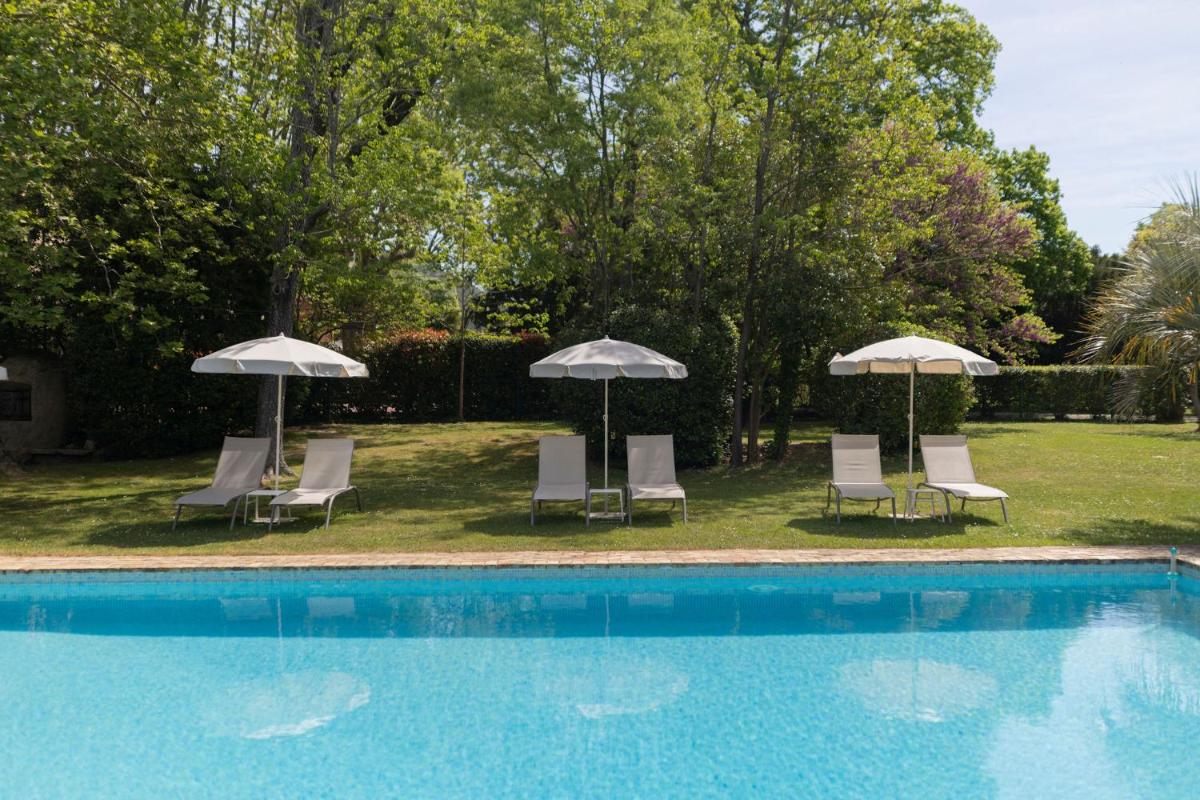 Piscine de l'établissement Hôtel - Restaurant & Spa La Magdeleine - Mathias Dandine ou située à proximité