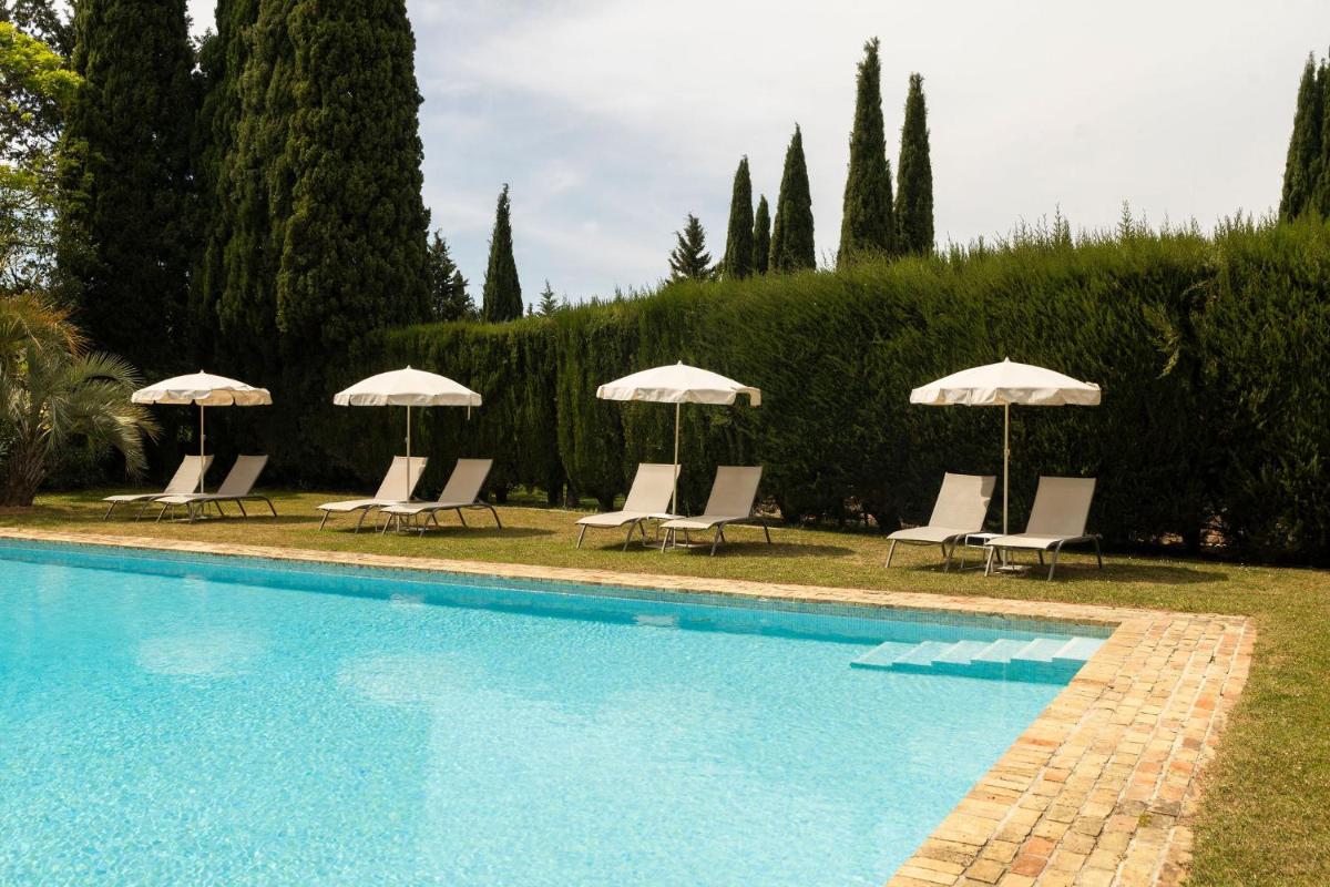 Piscine de l'établissement Hôtel - Restaurant & Spa La Magdeleine - Mathias Dandine ou située à proximité