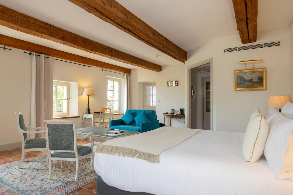 une chambre avec un grand lit et un salon dans l'établissement Hôtel - Restaurant & Spa La Magdeleine - Mathias Dandine, à Gémenos 267 autres photos