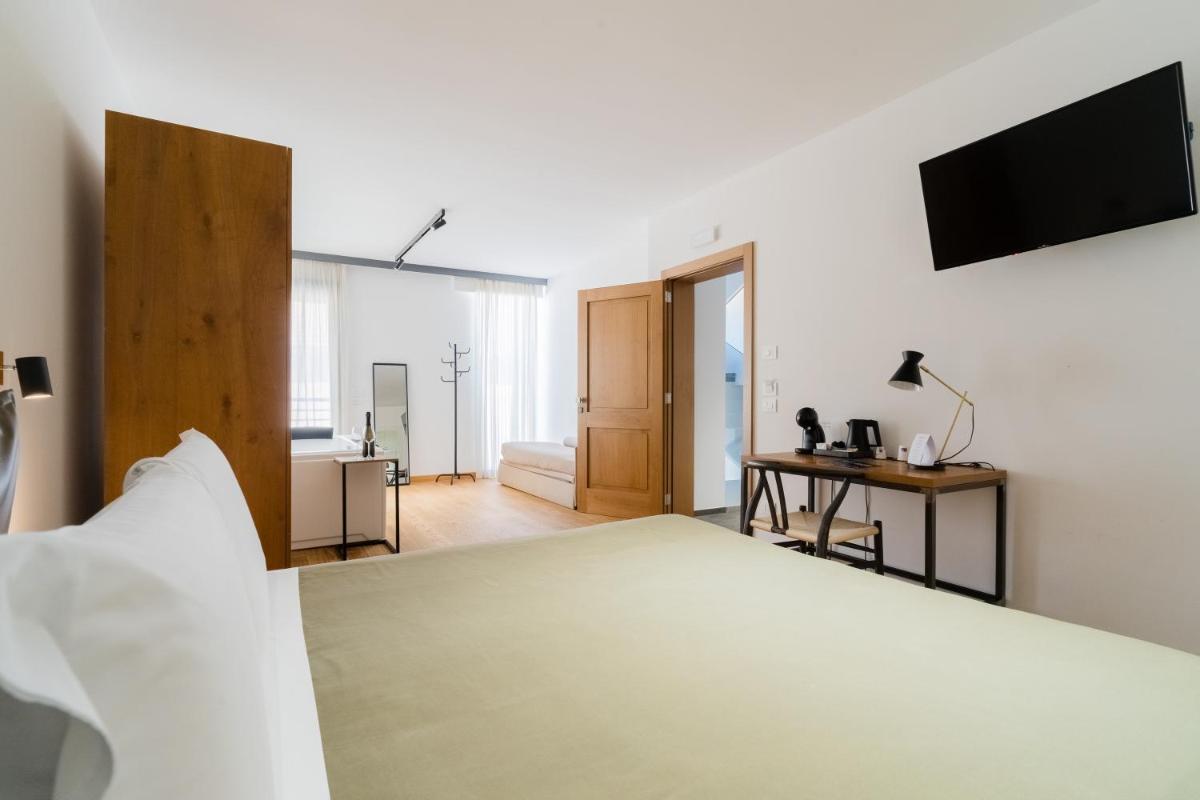 Glass House - Smart Rooms & Parking - Housity