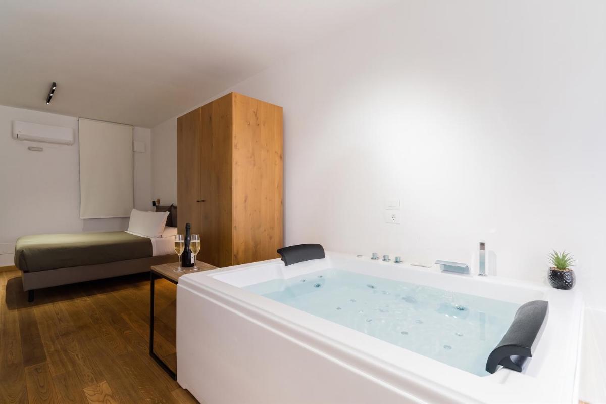 Glass House - Smart Rooms & Parking - Housity