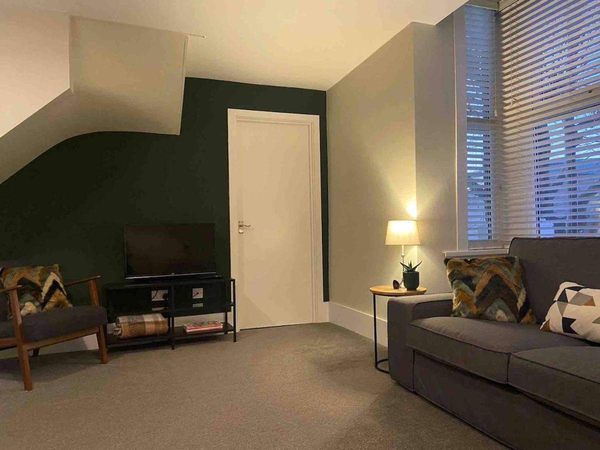 Bright Victorian flat in Manor Park, East London - Housity