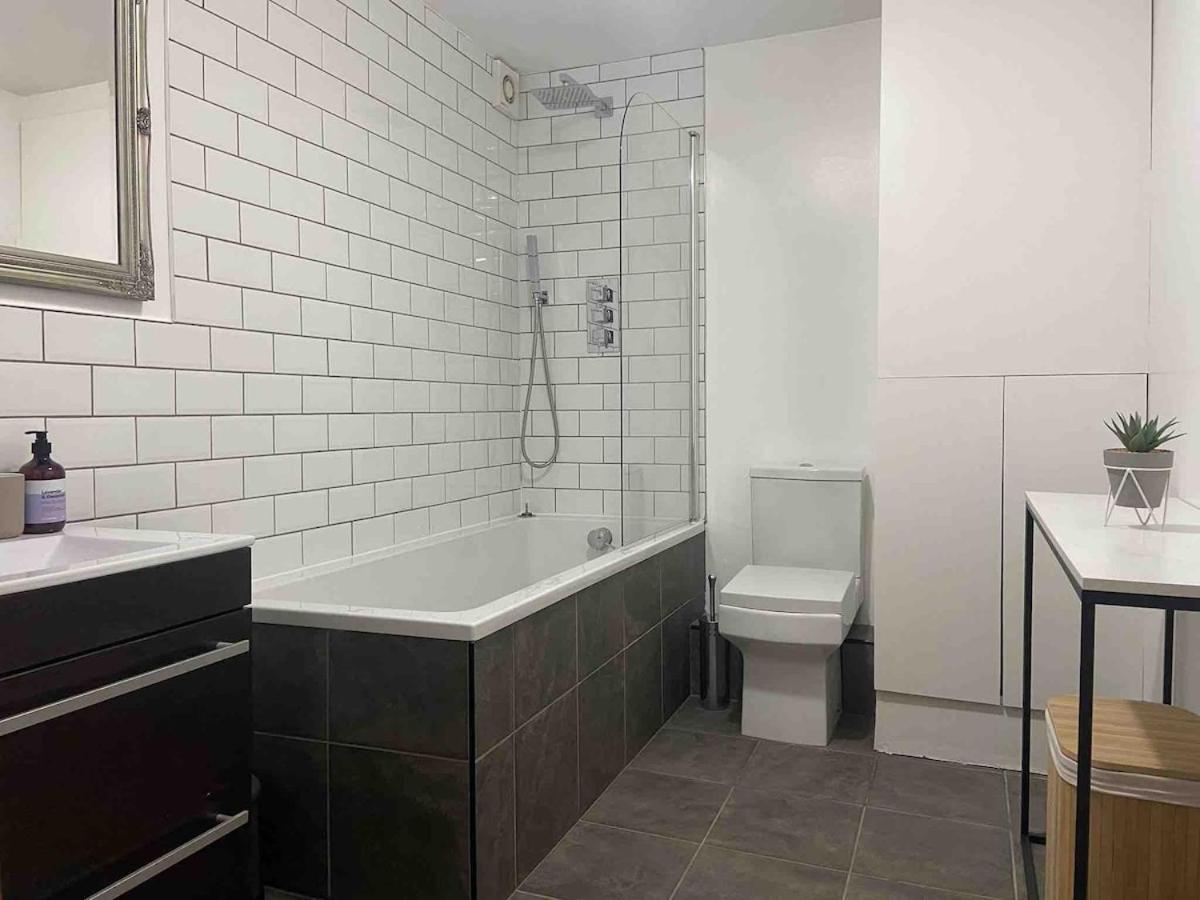 Bright Victorian flat in Manor Park, East London - Housity