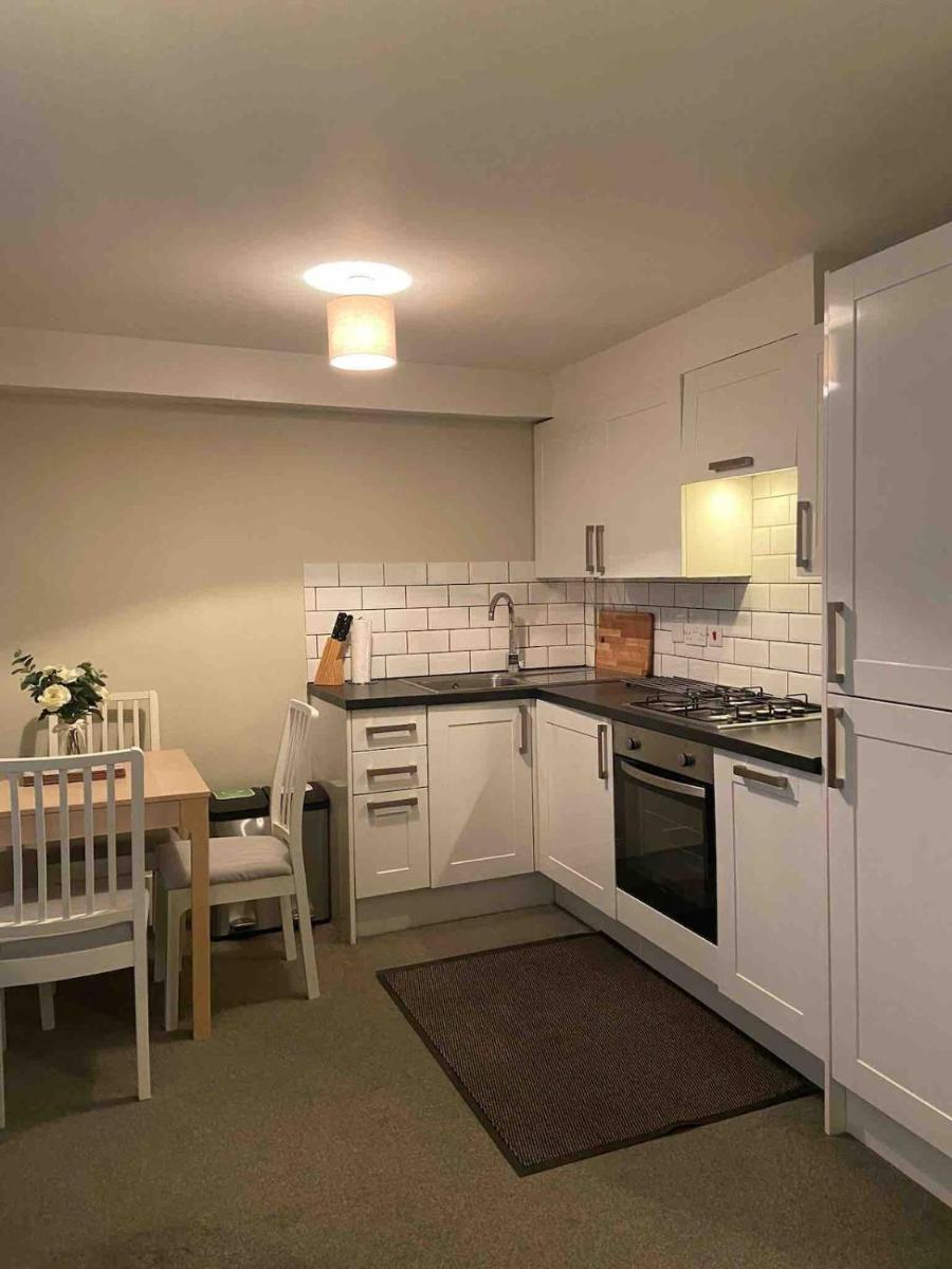 Bright Victorian flat in Manor Park, East London - Housity