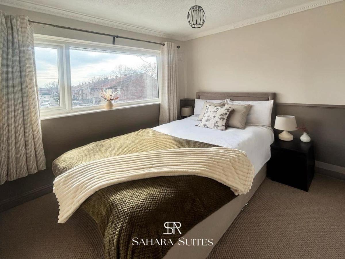 Stylish 2 Bed Hyde - sleeps 4 - Contractor & Family - Free Parking - Housity