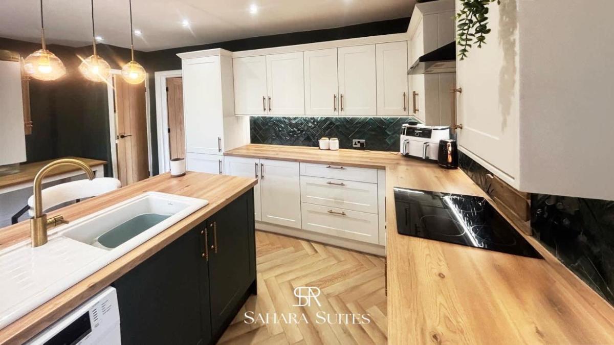 Stylish 2 Bed Hyde - sleeps 4 - Contractor & Family - Free Parking - Housity