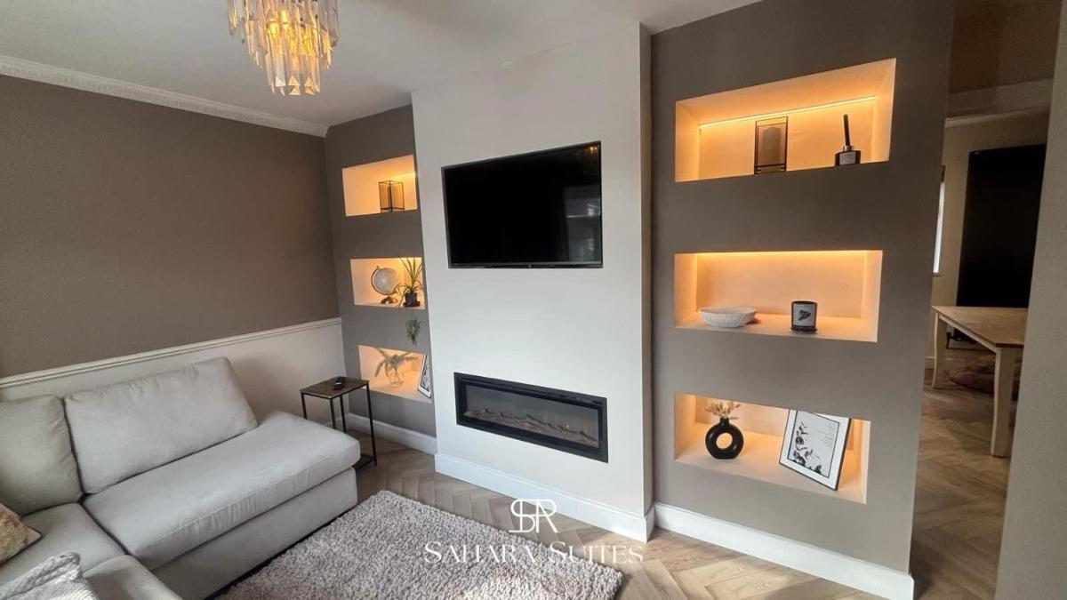 Stylish 2 Bed Hyde - sleeps 4 - Contractor & Family - Free Parking - Housity