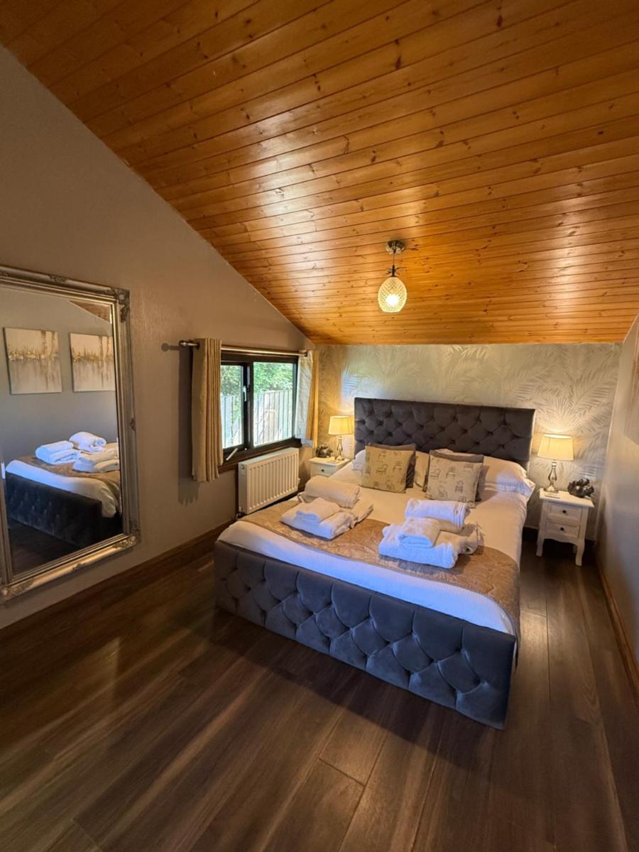 Squirrel Lodge at Owlet Hideaway - with Hot Tub, Near York - Hizvo