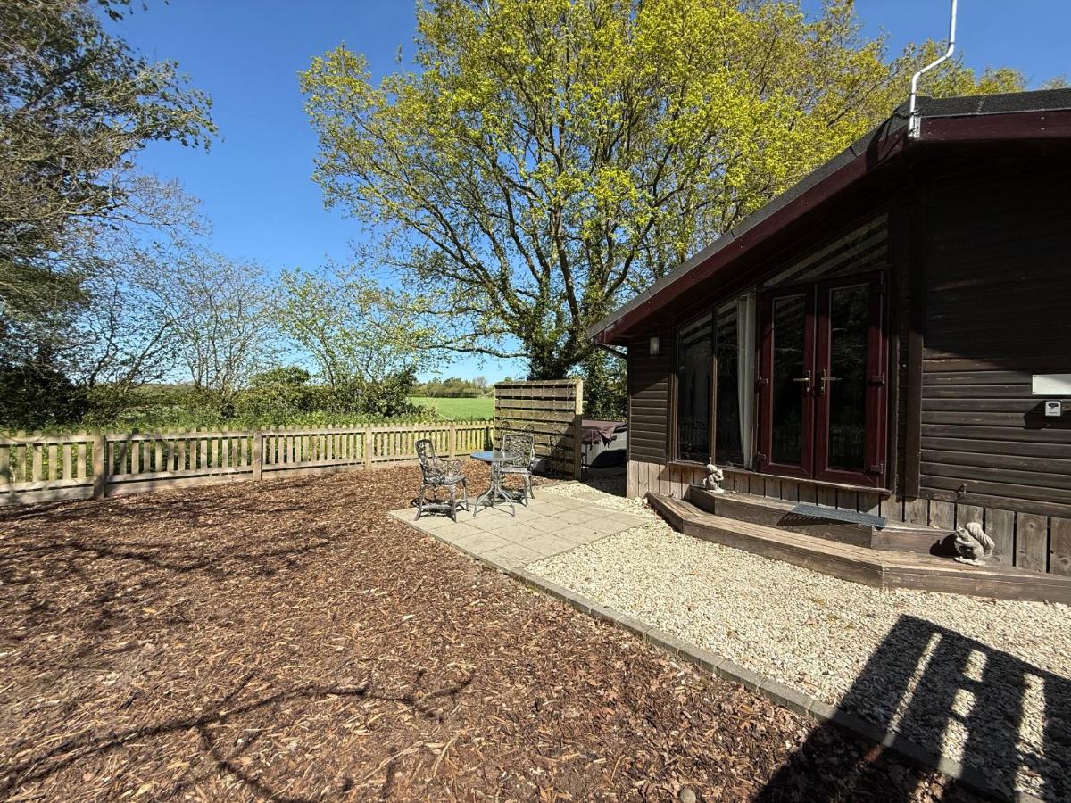 Squirrel Lodge at Owlet Hideaway - with Hot Tub, Near York - Hizvo