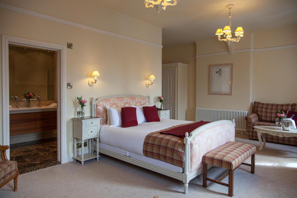 The Falcon Hotel - Housity
