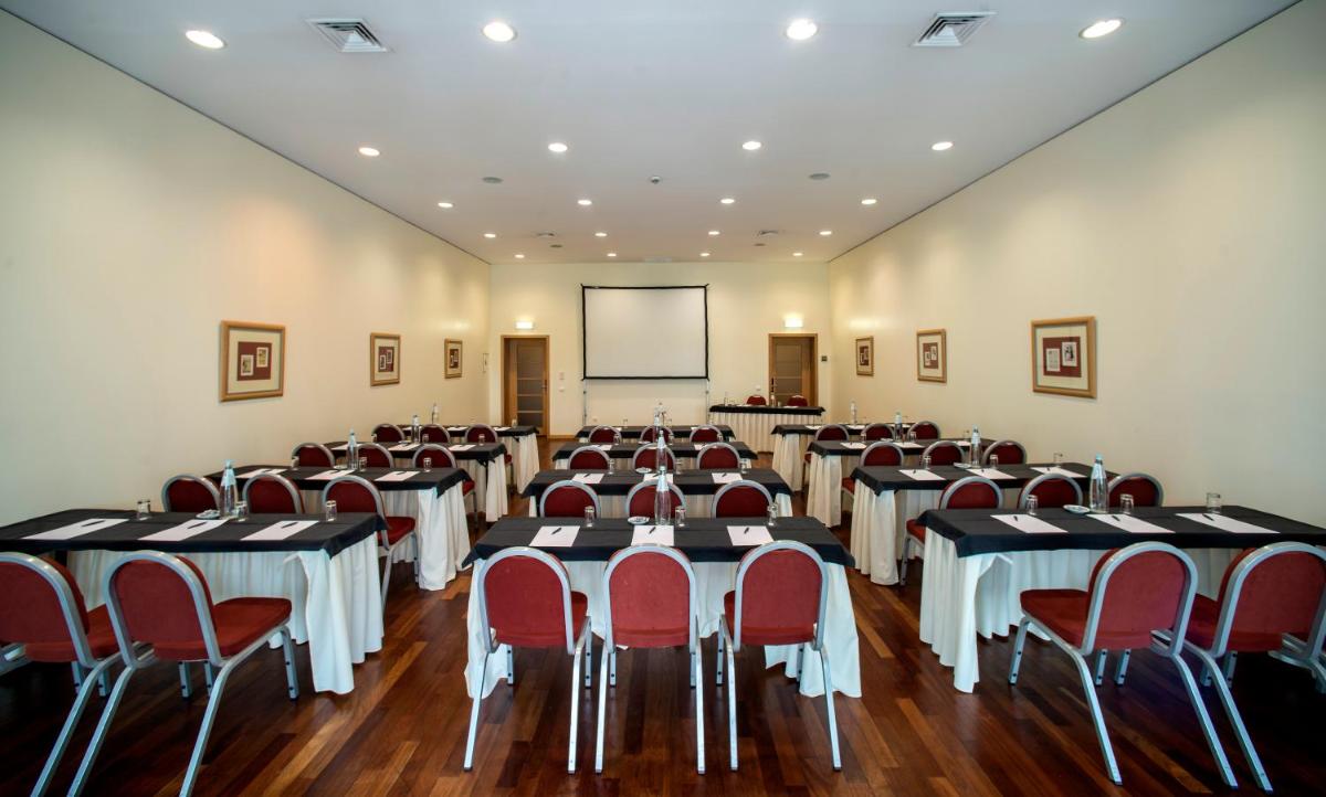 A área empresarial e/ ou a sala de conferências de Vila Gale Opera