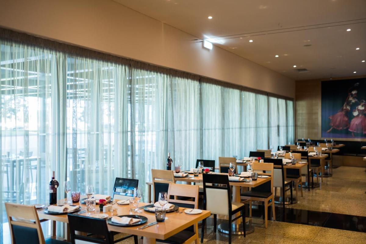 Um restaurante ou outro lugar para comer em Vila Gale Opera