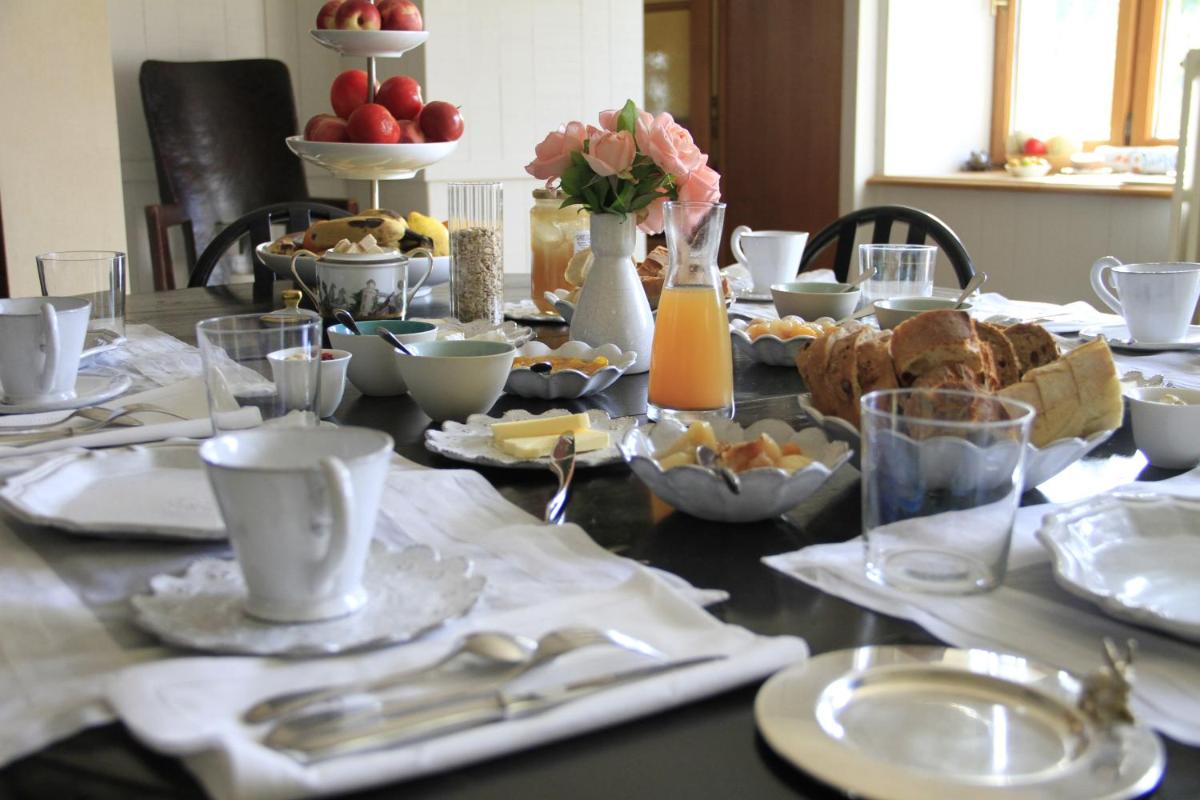 Les Deux Abbesses en Vert | La Grande Maison B&B - Housity