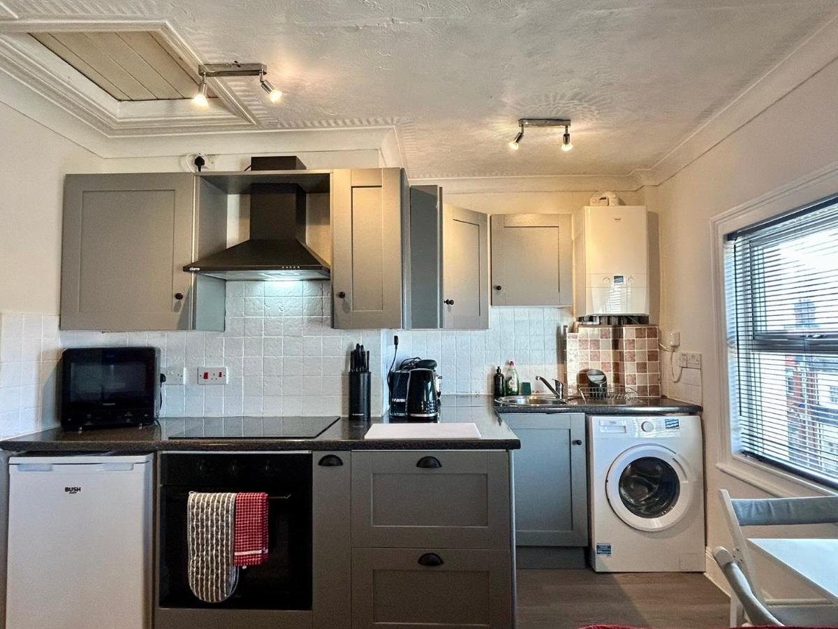 Convenient Contractor Stay Free Parking Walk To Weatherspoons - Housity