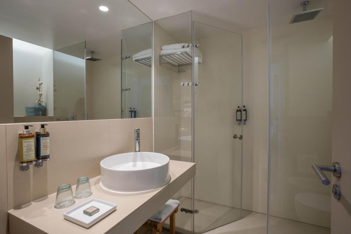 Uma casa de banho em Memmo Baleeira - Design Hotels