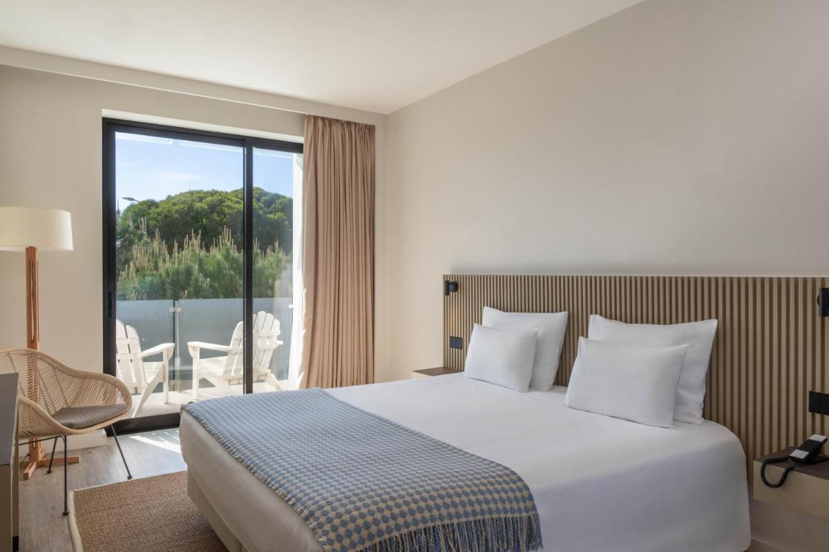 Uma cama ou camas num quarto em Memmo Baleeira - Design Hotels