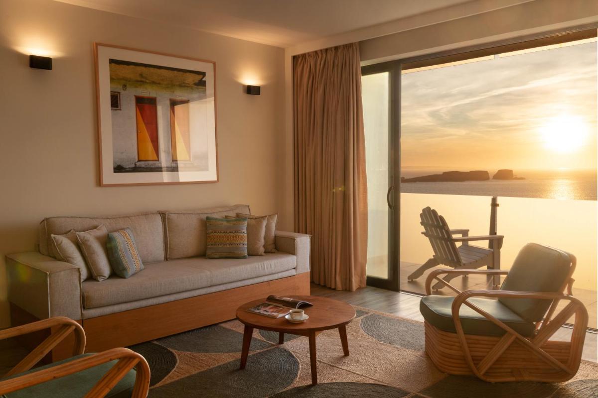 Uma área de estar em Memmo Baleeira - Design Hotels