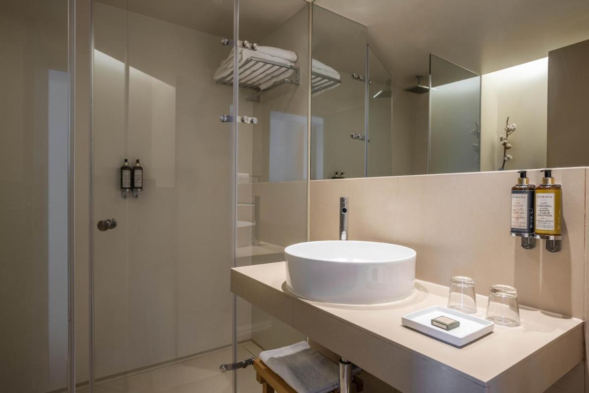 Uma casa de banho em Memmo Baleeira - Design Hotels