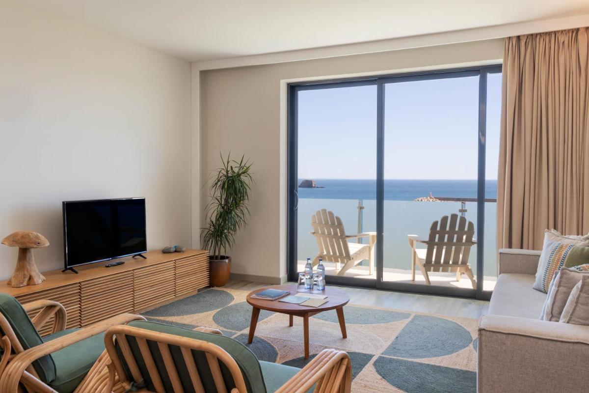 Uma televisão e/ou sistema de entretenimento em Memmo Baleeira - Design Hotels