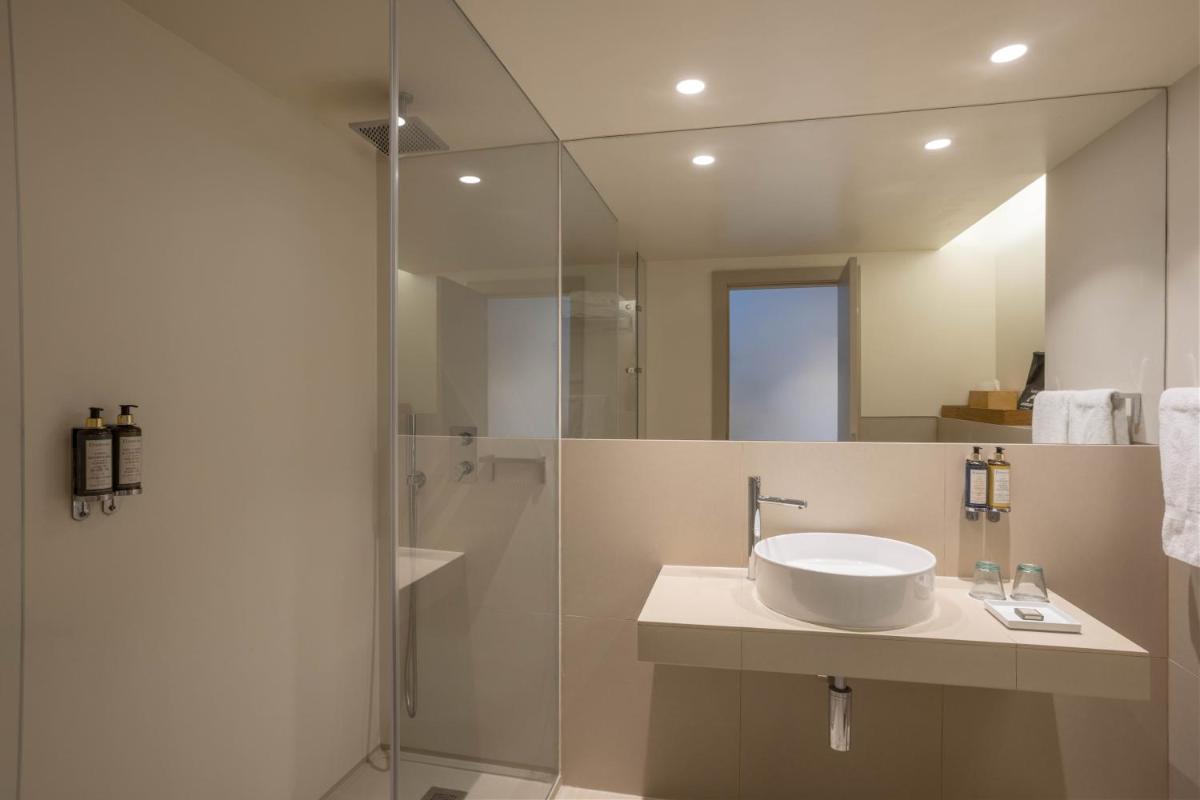 Uma casa de banho em Memmo Baleeira - Design Hotels