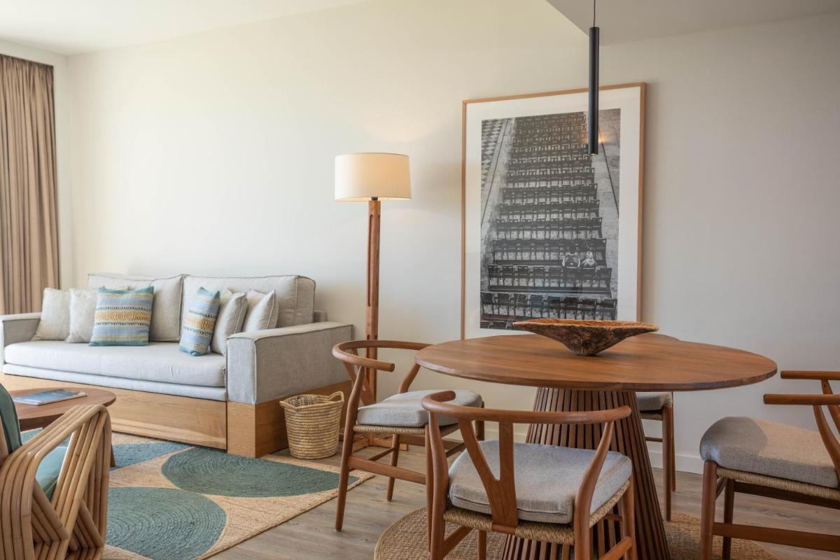 Uma área de estar em Memmo Baleeira - Design Hotels