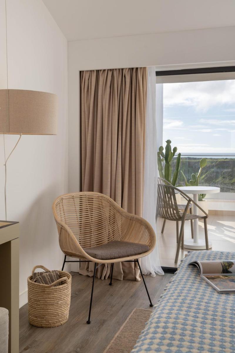 Uma área de estar em Memmo Baleeira - Design Hotels