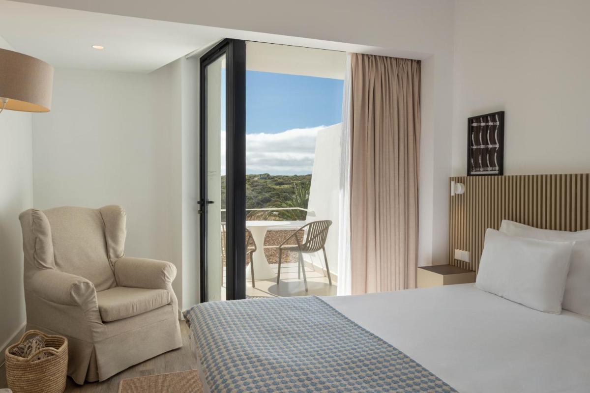 Uma cama ou camas num quarto em Memmo Baleeira - Design Hotels
