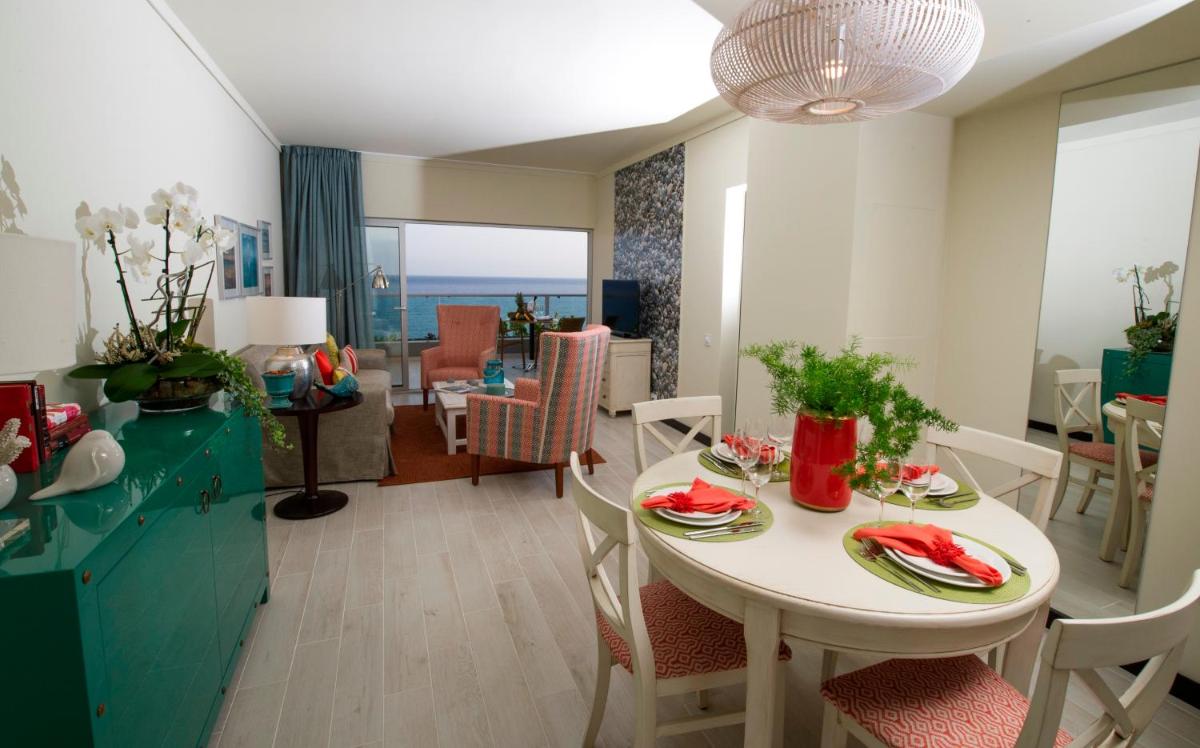 Uma área de estar em Pestana Madeira Beach Club