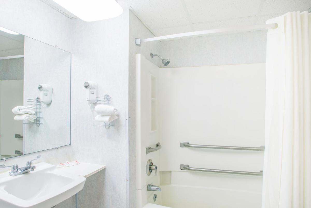 Super 8 by Wyndham Plattsburgh - Hizvo