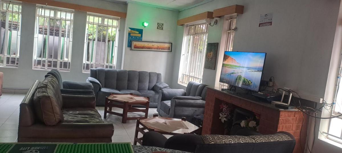 Tommy's Lounge Apartments - Hizvo