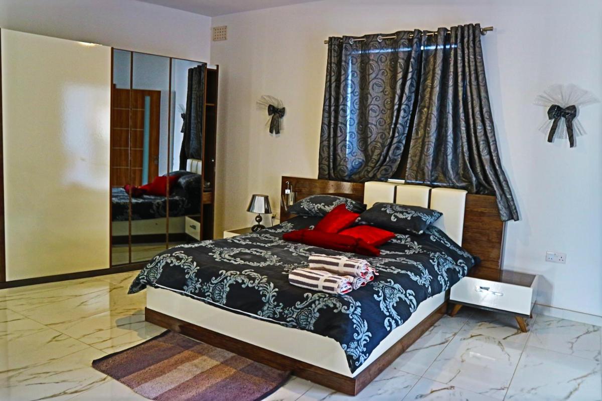 Suitetrails - Stunning Views 4 Bedroom Penthouse in Marsaxlokk