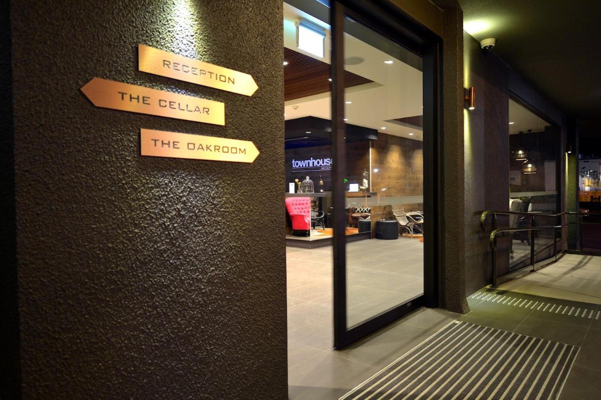 Townhouse Hotel - Housity