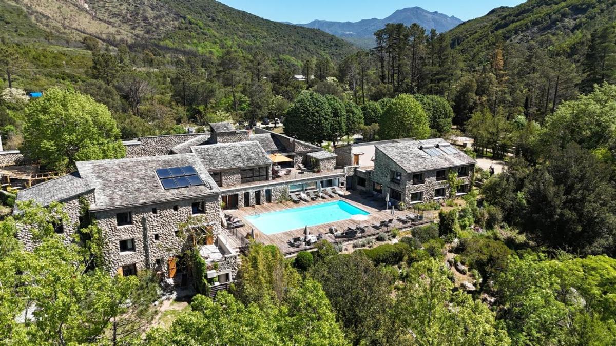 vue aérienne d'une maison avec piscine dans l'établissement Hotel E Caselle - Demeures & Châteaux, à Venaco